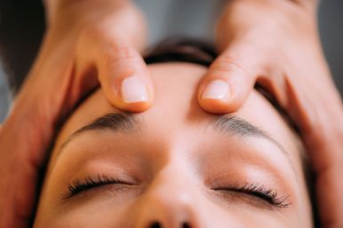 mujer recibiendo masaje facial